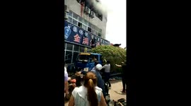 Lorry loading pea sprouts rescues people escaping from burning house