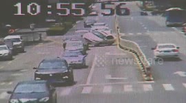 浙江嘉兴:离奇车祸看不懂 一辆爬上另一辆