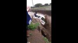 SHOCKING VIDEO SHOWS RESIDENTS HELPING