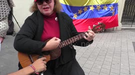 Venezuelan musician sing Viva Venezuela, Viva Maduro