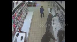 SHOPLIFTER in my store – steals headphones and leaves unnoticed!