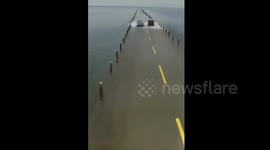 Flooded highway becomes unique tourist attraction in China