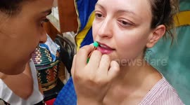 'Magic' green lipstick turns red when applied on lips