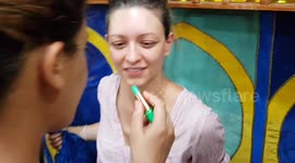 Newsflare Edit - 'Magic' green lipstick turns red when applied on lips