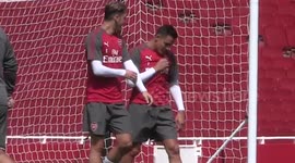 Alexis Sanchez kisses Arsenal badge