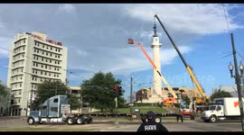 construction crew removes confederate monument General Robert E. Lee statue New Orleans