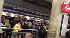 北京地铁乘客被卷入站台缝隙 众人合力推车