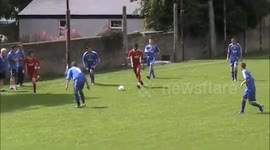 Non league footballer pulls off skillful nutmeg during match