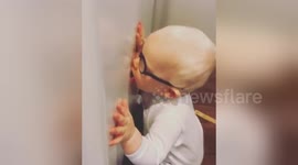 Newsflare Edit - Hilarious baby practices his kissing skills on the refrigerator