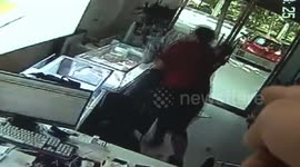 Shop owner finds thief in his store and fights him
