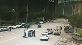 奔驰顶翻哈弗车 路人紧急帮忙
