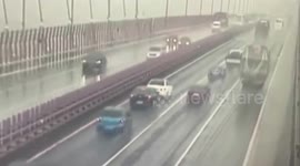 杭州  穿拖鞋开车伤不起 踩刹车不灵碰碰车