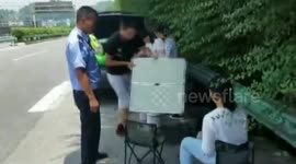 贵州黔南 服!一男三女搞“野炊”地点选在高速路