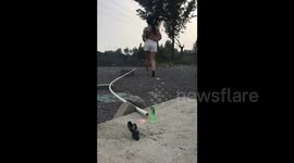 陕西安康:美女弹弓绝技引爆打火机