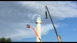 Close up removal of Confederate General Robert E Lee Statue New Orleans