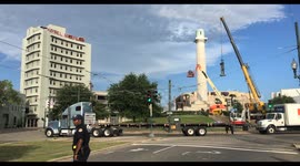 construction crew removes confederate General Robert E. Lee statue New Orleans