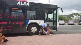 Bus driver fights with passengers in Ibiza