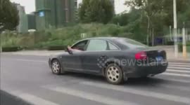 长沙岳麓交警追查开车“翘脚男”:翘脚开车打电话 “高难度”姿势惊呆“吃瓜群众”