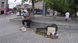BUSKER in Montreal plays INCREDIBLE electric version of Radiohead's Creep!!!