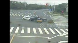 张家港:叉车载着汽车跑 视线不清闯了祸