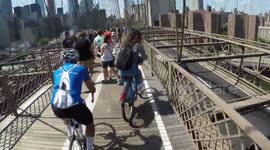 Cyclist sings to clear Brooklyn Bridge bike lane