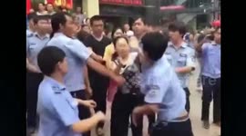 Street vendors fight with with local officials
