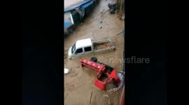 Flash floods sweep vehicles away in southern China
