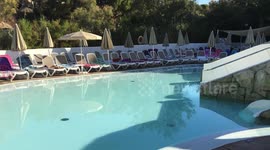 UK tourist captures rush for holiday sun loungers