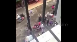 广东江门开平:老人晒被洒现金,楼下街坊翘首哄抢