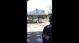 Venezuelan pro-government bands shoot to opposition demonstrators in Caracas on August 8 2017