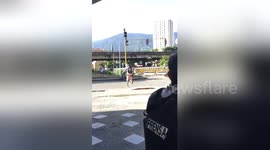 Newsflare Edit - Venezuelan pro-government bands shoot to opposition demonstrators in Caracas on August 8 2017