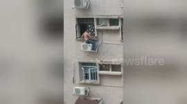 Man risks life to fix air conditioning units on very high building