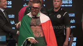 McGregor dances while waiting for Mayweather