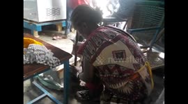 Ethiopia. Danakil Depression tour (1) Coffee ceremony. Moliendo el café. 2016