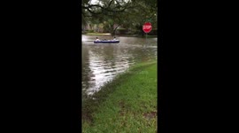 My neighbors be cray cray. #Houston #HoustonFlood #AFV https://t.co/lNgCkejhnJ