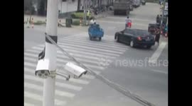 阜阳:两车斑马线酿事故 行人侥幸躲过一劫