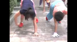 Crawling exercise becomes popular among Chinese elderly people