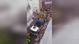 Partygoers throw 160 tones of tomatoes in 'La Tomatina'