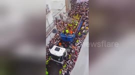 Partygoers throw 160 tonnes of tomatoes in Spain's annual 'La Tomatina'