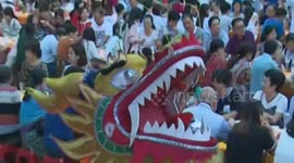 Thousands of tourists enjoy ' Long Dragon Feast' in southern China