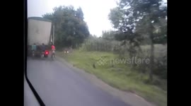 Rwanda. Ruanda. De Gisenyi a Kigali. Cyclist grabbed to a lorry. 2016