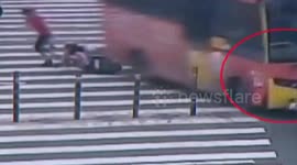 玉林:斑马线前不减速 街头上演“碰碰车”