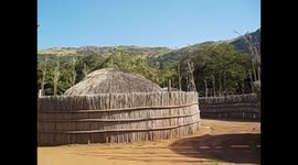 Swaziland. Lobamba (4) Mantenga Cultural Village. Exterior e interior de chozas de la tribu. 2016