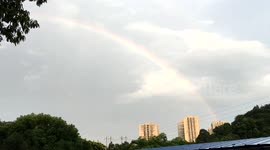 雨中出现彩虹