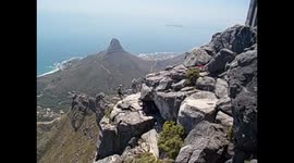 South AFrica. Ciudad del Cabo. Table Mountain. Toma (5) West views people rappeling. 2016