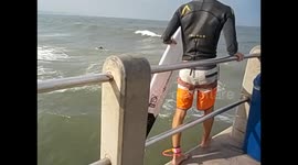 Sudáfrica. Durban. South Africa (1) Surfer jumping from pier and beach views. 2016