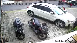 thief helmet caught cctv camera