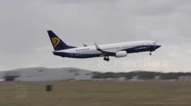 Aircraft landings and scary go-arounds during Storm Doris. Ryanair Boeing 737 unable to land in London 50kt gusts