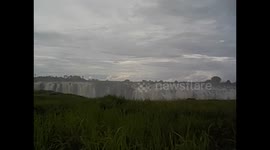 Zimbabwe. Zimbabue. Victoria Falls (14) Arriving to Rainbow falls clear, precipicio. Narrado. 2016