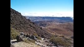 España. Spain. Tenerife. Parque Nacional El Teide. Ascensión. Vistas caldera con nube y lava. Toma I. 2016